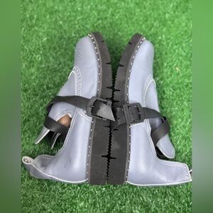 Stylish Gray Women's Shoes With Vibram Soles Size 7.5‎